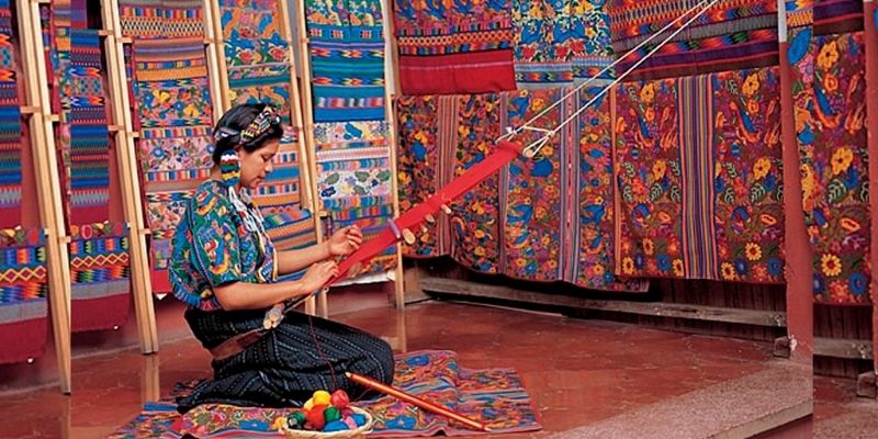 Mujer tejiendo textiles tradicionales