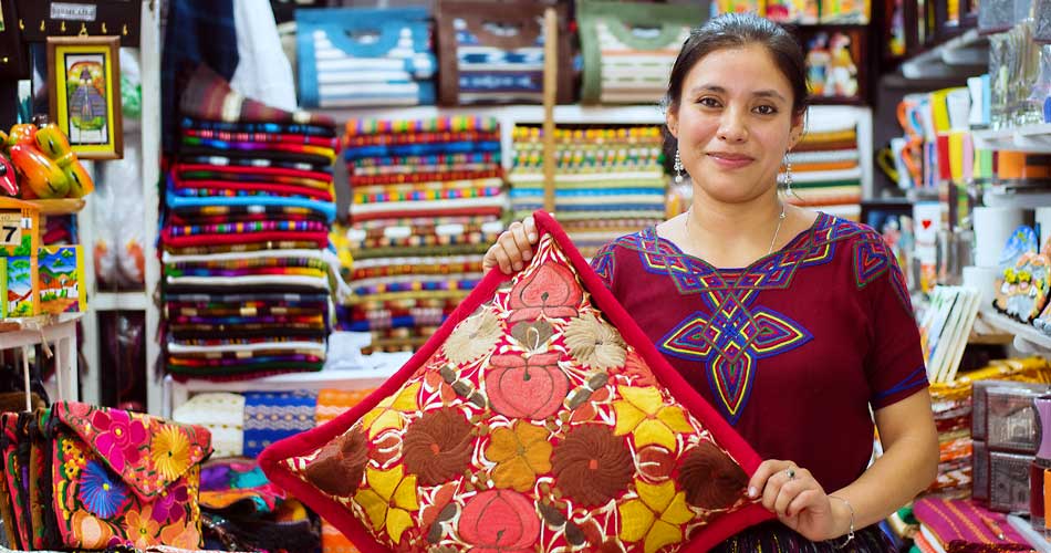 Emprendedora guatemalteca en su negocio